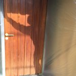 木製玄関ドアの退色防止